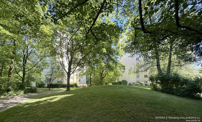 Park der Wohnanlage M�nchen Etagenwohnung Wohnung bei St. Emmeram zum Modernisieren