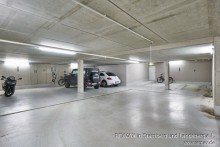 Tiefgaragen Stellplatz V E R M I E T E T: Mit dem Aufzug in die hochwertige DG-Wohnung!