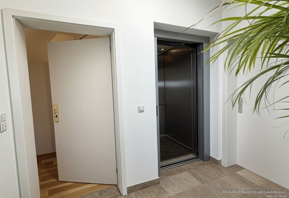 3 Wohnungseingang, Aufzug Dachgeschosswohnung M�nchen