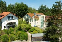 Hausansicht - Eingang V E R K A U F T: Gartenwohnung, Ortsrandlage, offener Wohnstil, ca. 2,55 m Raumh�he, Berg am Starnberger See