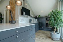 K�che V E R M I E T E T: Mit dem Aufzug in die hochwertige DG-Wohnung!