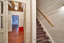 Windfang und Treppe zur Wohnung V E R K A U F T: Historisches Stadthaus im Salzstadel