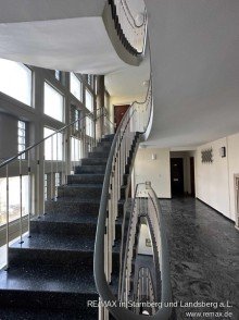 Treppenhaus V E R K A U F T: Zwischen Arabellapark und Denninger Anger - gro�z�gig geschnittene 2-3 Zimmer-Wohnung
