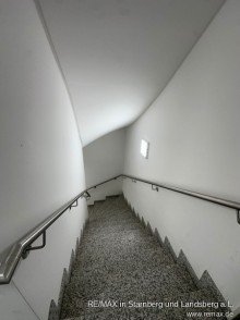 Treppenhaus zu TG V E R K A U F T: Barrierefreie Garten-Wohnung in ruhiger Ortsrandlage von Trudering