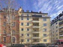 Haus Strassenseite mit Lage der Wohnung V E R K A U F T: Neuhausen nahe Maxvorstadt - gepflegte Wohnung mit Balkon