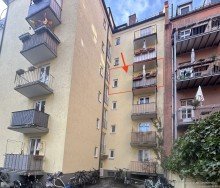 Haus R�ckseite mit Balkon V E R K A U F T: Neuhausen nahe Maxvorstadt - gepflegte Wohnung mit Balkon